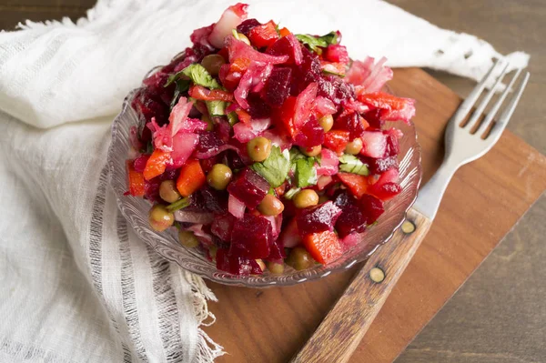 Haşlanmış sebze salatası. Salata sosu. Rus yemekleri. Mey