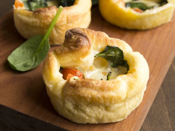 Queijo de torta e espinafre em uma mesa de madeira — Fotografia de Stock