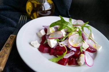 pancar ve siyah bir zemin üzerine turp salatası