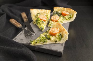 sebze pizza, kabak, kiraz. Kağıt parşömen üzerine.