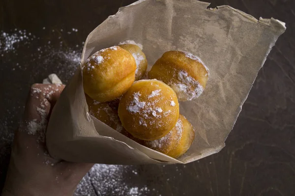 Runda donuts w papierowej torebce posypane w proszku — Zdjęcie stockowe