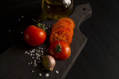 domates, soğan ve kereviz ile sandviç