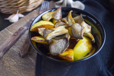 Ev yapımı rustik gıda: patates mantar closeup ile. dikey 