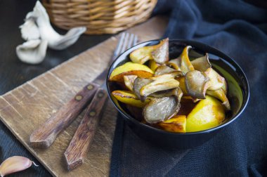 Ev yapımı rustik gıda: patates mantar closeup ile. dikey 