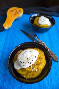 Mavi ahşap arka plan üzerinde kabak krep