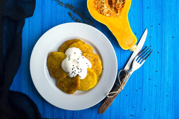 Pumpkin pannkakor på en blå trä bakgrund — Stockfoto