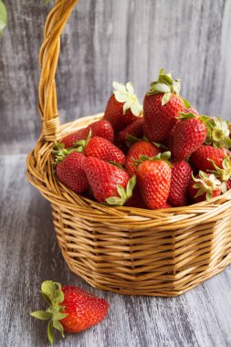 çilek üzerinde gri bir arka plan ile sepet
