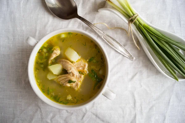 Taze balık çorbası ekşi krema ve soğan, keten tableclot üzerinde