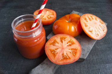 siyah masada bir kavanoz domates suyu