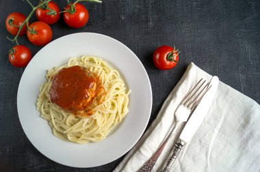 Spagetti makarna köfte ile domates sosu. koyu arka plan üzerinde