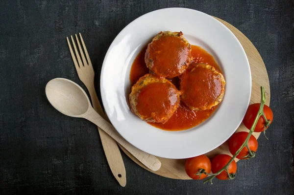 Köttbullar i sötsur tomatsås. Ovanifrån — Stockfoto