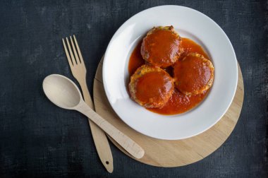 Tatlı ve ekşi domates soslu köfte. Üstten Görünüm