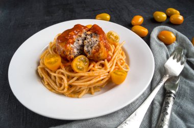 Spagetti makarna köfte ile domates sosu. koyu arka plan üzerinde