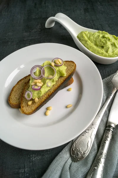 A hagyományos Latin-amerikai mexikói guacamole szósszal. — Stock Fotó