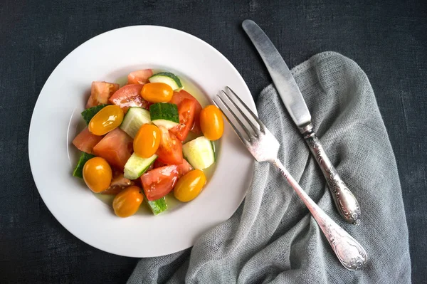 Salat mit frischem Gemüse auf schwarzem Hintergrund — Stockfoto