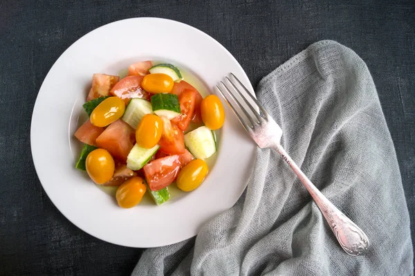 Saláta, friss zöldségekkel, fekete háttér — Stock Fotó