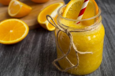 Kavanoz ile ahşap arka plan üzerinde Portakallı gazoz