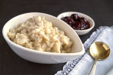 Sağlıklı kahvaltı. Beyaz bir kase yulaf ezmesi