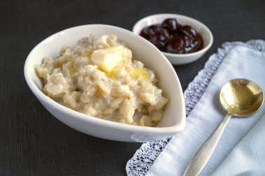 Sağlıklı kahvaltı. Beyaz bir kase yulaf ezmesi