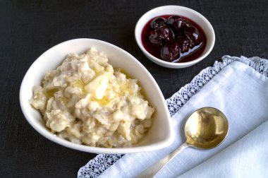 Sağlıklı kahvaltı. Beyaz bir kase yulaf ezmesi