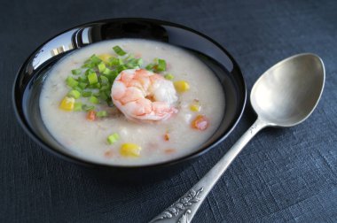 siyah arka plan üzerine deniz mahsulleri çorbası