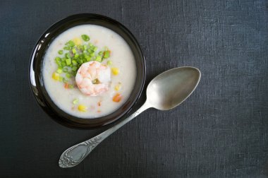 siyah arka plan üzerine deniz mahsulleri çorbası