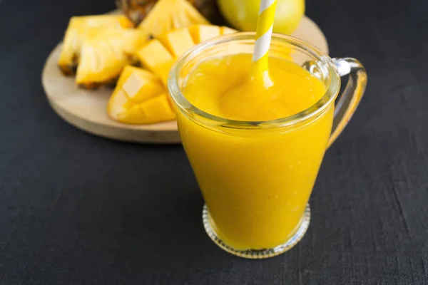 Juice og smoothies av tropiske frukter. ananas og mango – stockfoto
