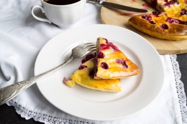 Cheesecake ile çilek, kiraz. Beyaz bir plaka üzerinde