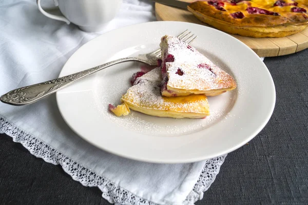 Tarta de queso con bayas, cerezas. en un plato blanco —  Fotos de Stock