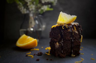 Brownie karanlık bir arka plan üzerinde. seçici odak