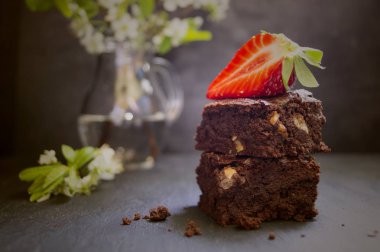 Brownie karanlık bir arka plan üzerinde. seçici odak