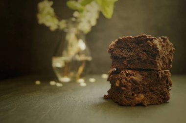 Brownie karanlık bir arka plan üzerinde. seçici odak