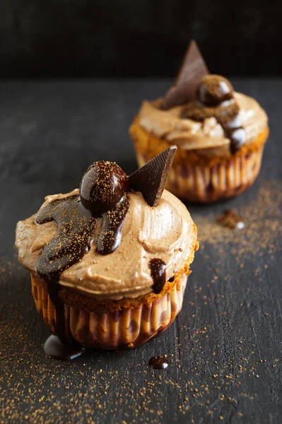 Magdalenas de chocolate con cereza. una foto oscura . —  Fotos de Stock