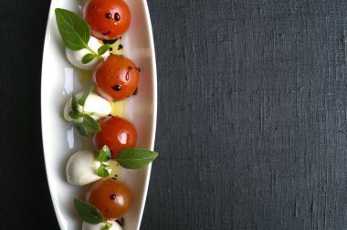 Caprese salatası olgun domates ve mozzarella ile taze fesleğen