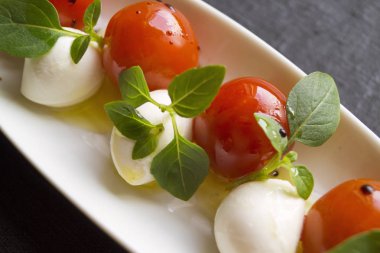 Caprese salatası olgun domates ve mozzarella ile taze fesleğen