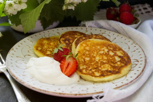 Crêpes au fromage cottage à la crème sure et aux fraises . — Photo