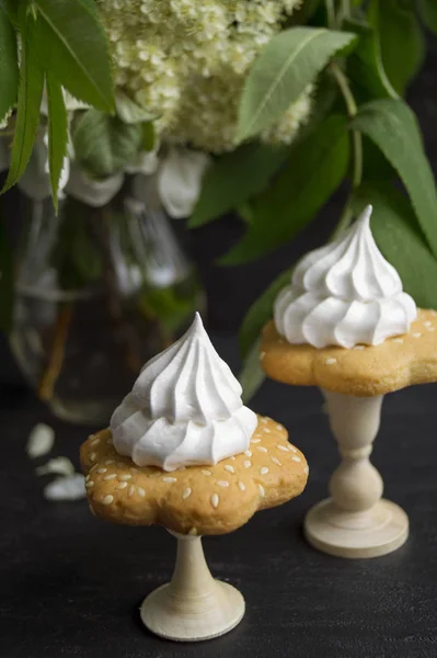 Galletas caseras con pasas sobre fondo negro —  Fotos de Stock