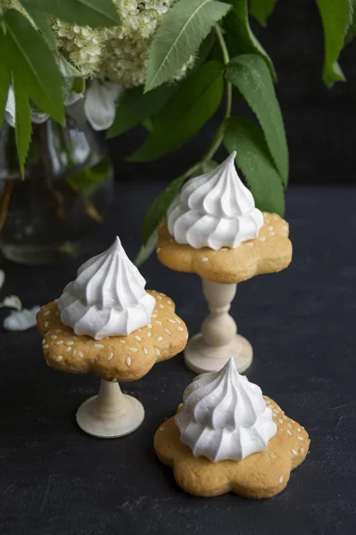 Biscotti fatti in casa con uvetta su sfondo nero — Foto Stock