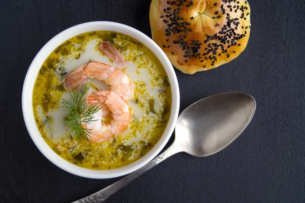 Krem, patates, havuç ve dereotu ile somon çorbası. üzerinde siyah bir b