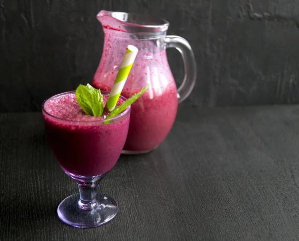 Délicieux smoothie sain aux myrtilles. sur fond noir — Photo