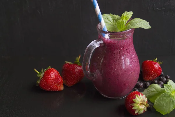 Délicieux smoothie sain aux myrtilles. sur fond noir — Photo