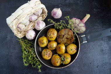 Sarımsak ve kekik ile bir tavada kızarmış patates.