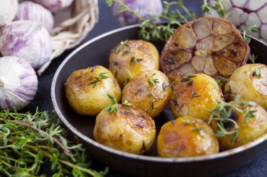 Sarımsak ve kekik ile bir tavada kızarmış patates.