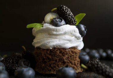 Çikolatalı kek çilek, yaban mersini ve dut. Bir siyah 