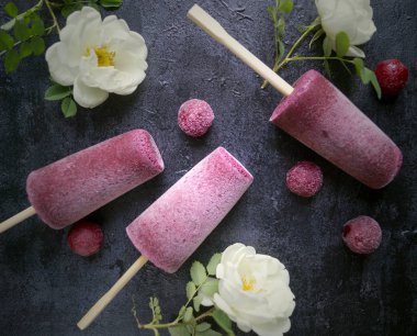 Meyve, buzlu şeker berry. Siyah bir arka plan üzerinde.