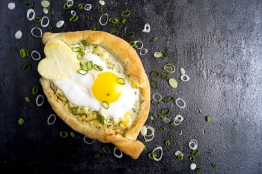 Yumurta ile adzharian khachapuri