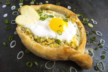 Yumurta ile adzharian khachapuri