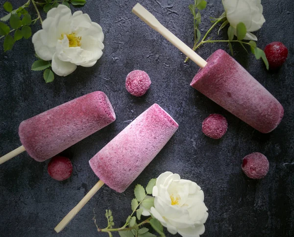 Meyve, buzlu şeker berry. Siyah bir arka plan üzerinde.