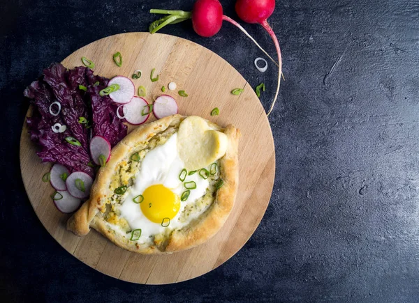 Yumurta ile adzharian khachapuri