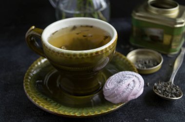 Papatya ile siyah bir arka plan bitki çayı.